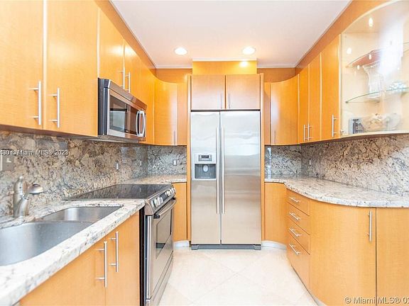 4th image of 100 Bayview Dr #Penthouse 7