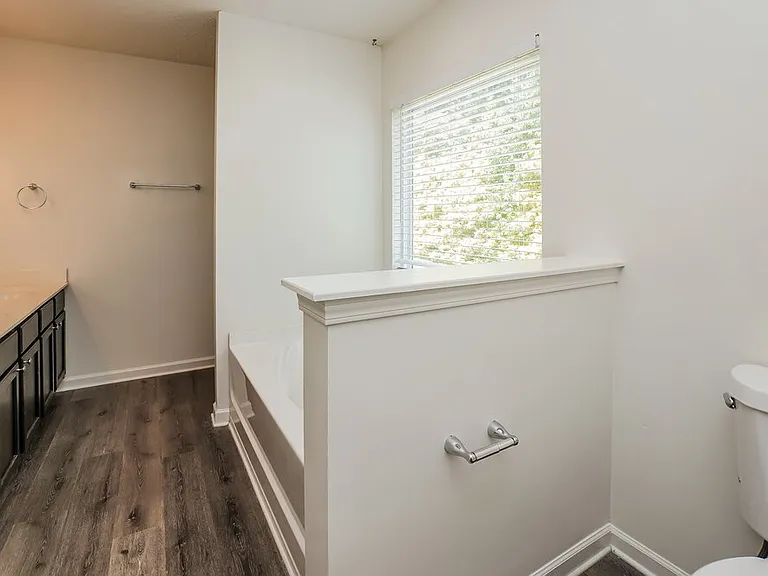 555 River View Dr — Photo 11