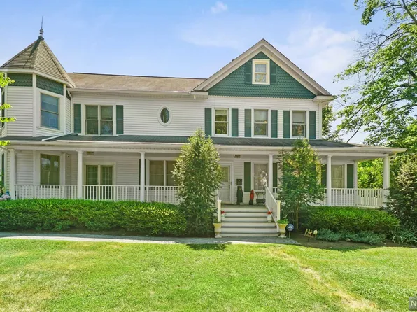 56 Orchard St, Midland Park, NJ 07432