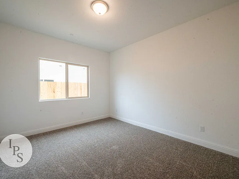 352 N Millard Ave — Photo 21