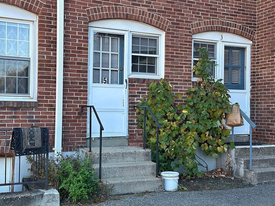 2nd image of 5 Colony Rd Unit 5