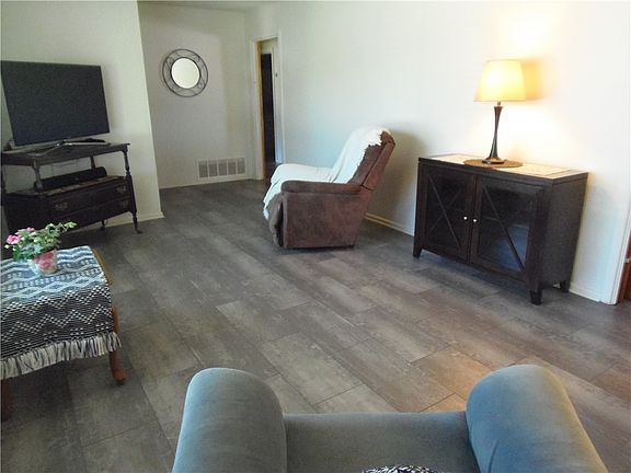 4th image of 141 Georgia Pl
