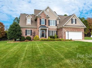 1477 Sweetbriar Ln, Hickory, NC 28602