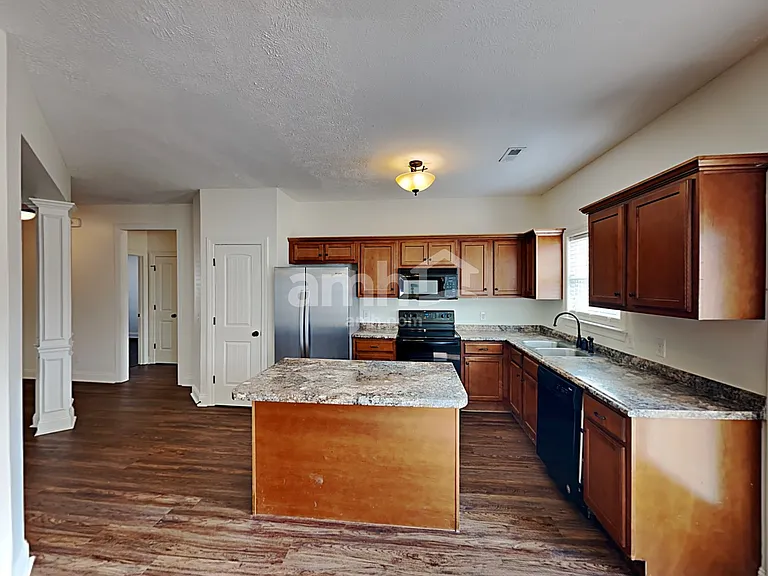 572 Laurel Ln — Photo 3
