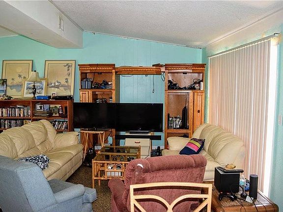 3rd image of 2000 E Lake Dr