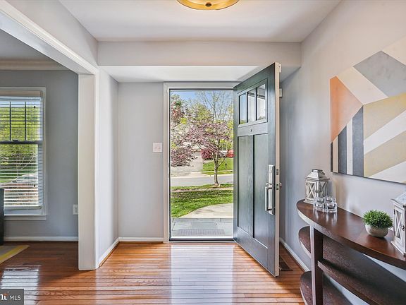 2nd image of 3 Lily Pond Ct