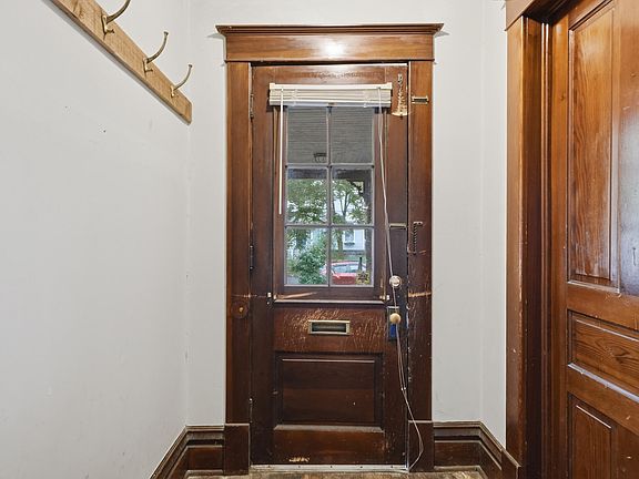 5th image of 712 W Walnut St