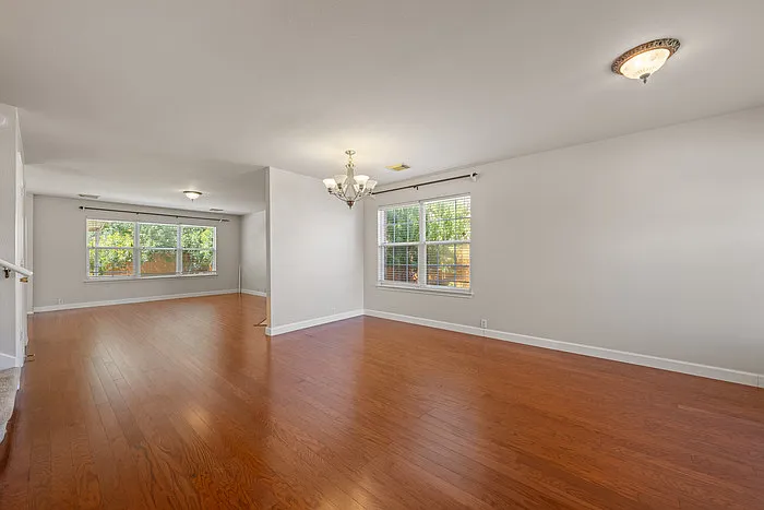 3 bed, 3.0 bath, 2411 sqft, $2,400 — Photo 2