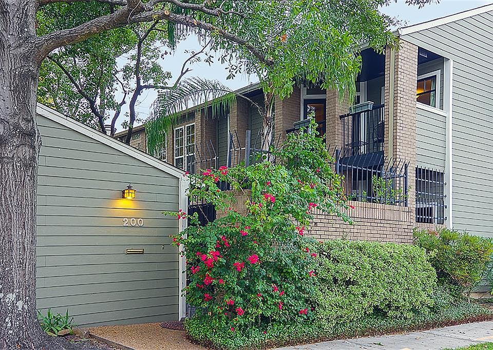 1st image of 200 Hyde Park Blvd