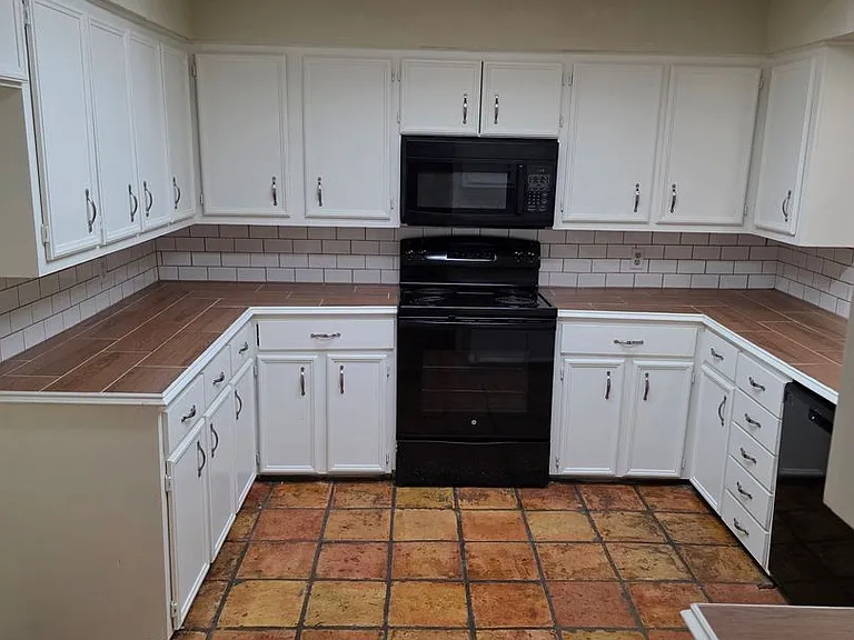 2814 Stewart Dr — Photo 2