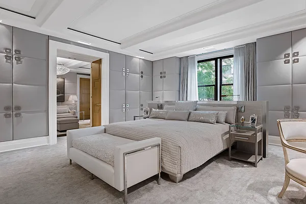 Sold by Warburg | media 8