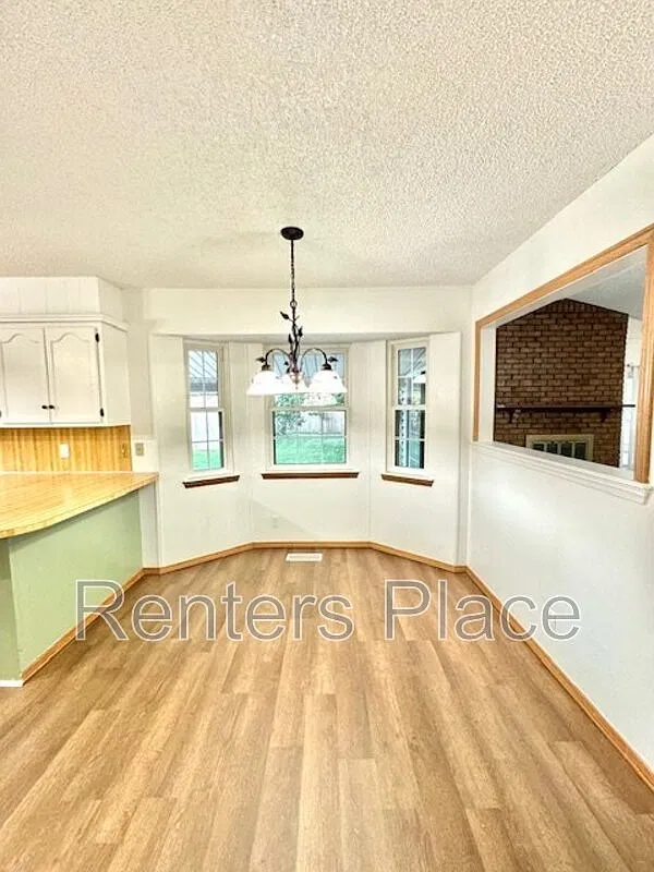 3 bed, 2.0 bath, 1458 sqft, $1,595 — Photo 3