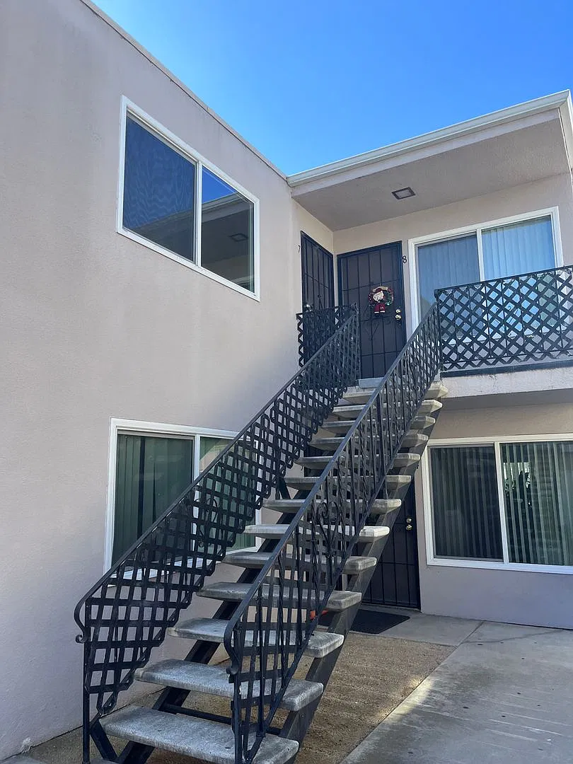 North Park - Large 2br/1ba Upper Unit W/Parking+Coin Laundry — Photo 2