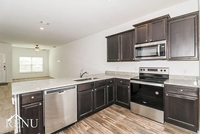 5 bed, 2.5 bath, 2542 sqft, $2,075 — Photo 4