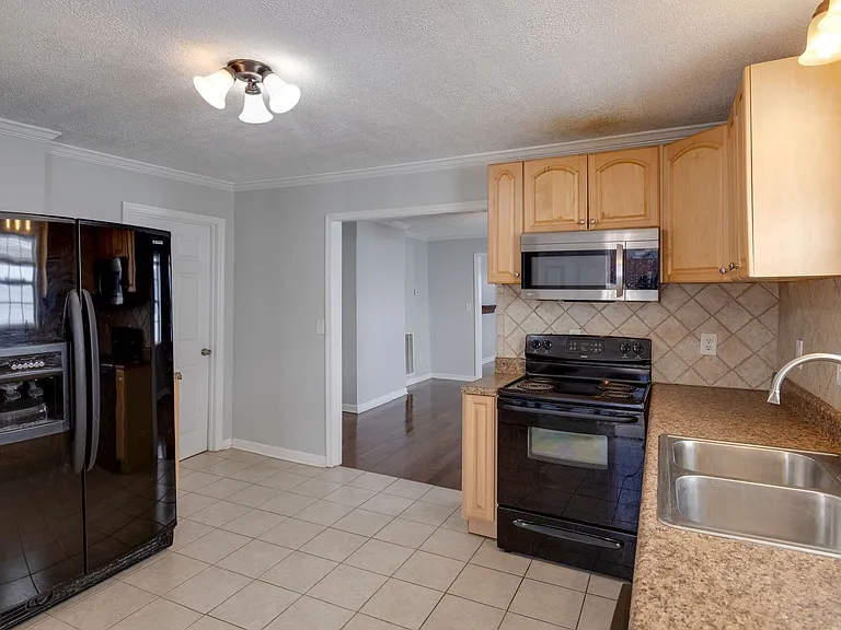 2412 Chapel Ave — Photo 25