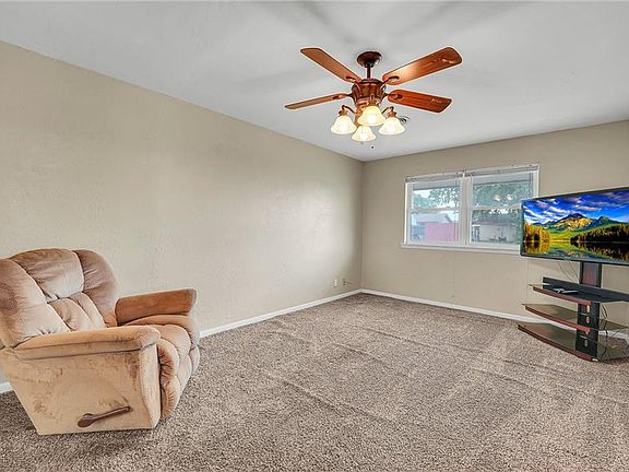 5th image of 235 Hoover Cir