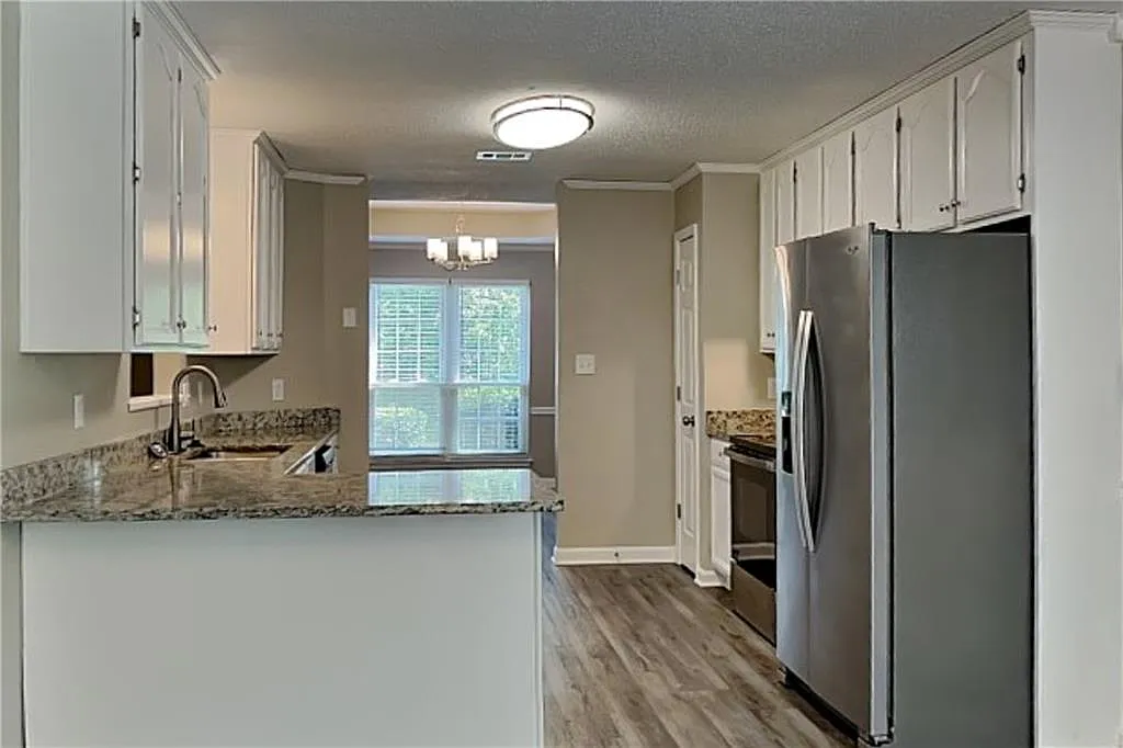 3 bed, 2.0 bath, 2601 sqft, $2,095 — Photo 3