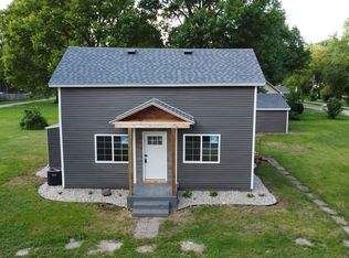 303 3rd St, Henry, IL 61537