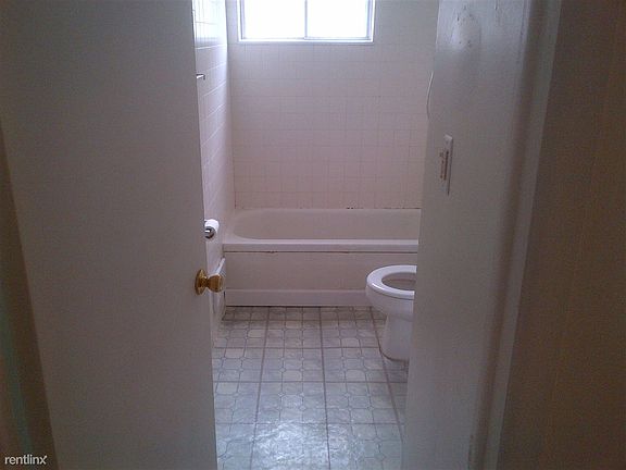 17716 Martin bathroom