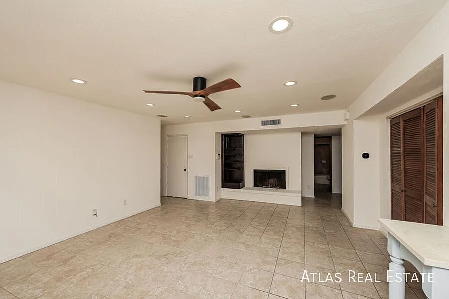 Charming 3-Bedroom Home in Carrollton 2021 Christie Lane — Photo 4