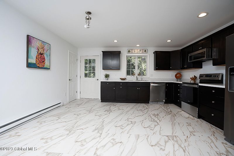 4th image of 65 Carlyle Avenue
