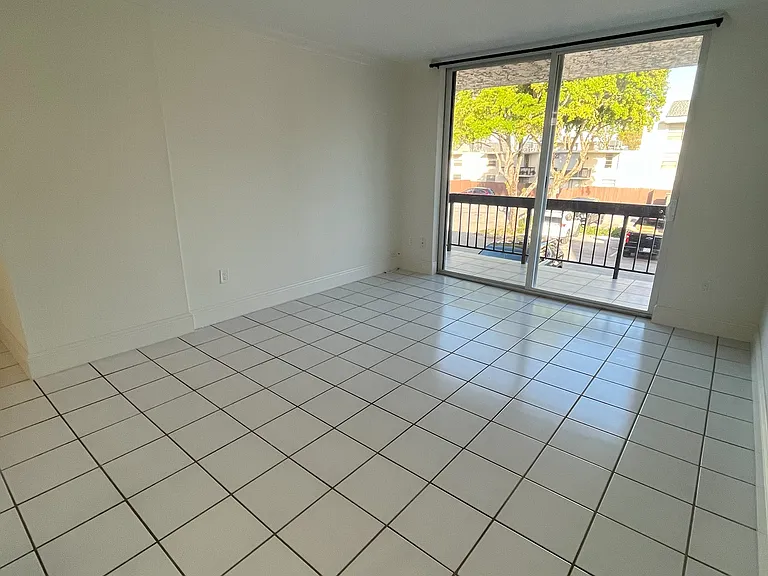 8311 SW 142nd Ave #I204 — Photo 3