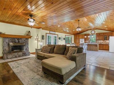 20212 S Carriage Ln, Peculiar, MO, 64078
