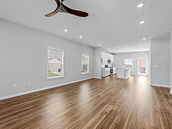 5th image of 33 Leander Dr