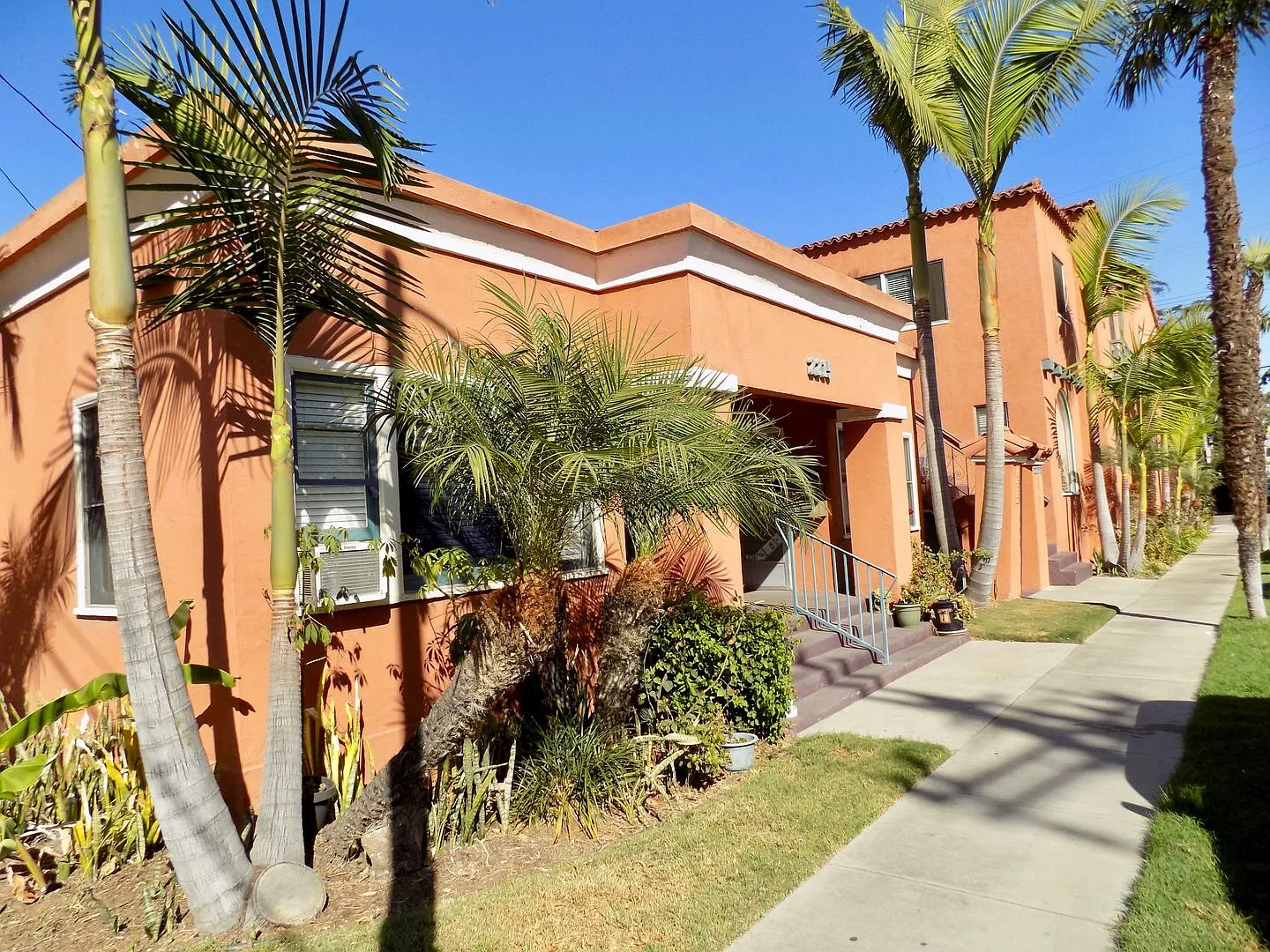 335 Junipero/2215 Bermuda Long Beach, Ca 90814 — Photo 2