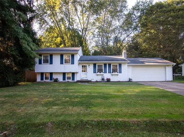 201 Valley View Dr, Edinboro, PA 16412