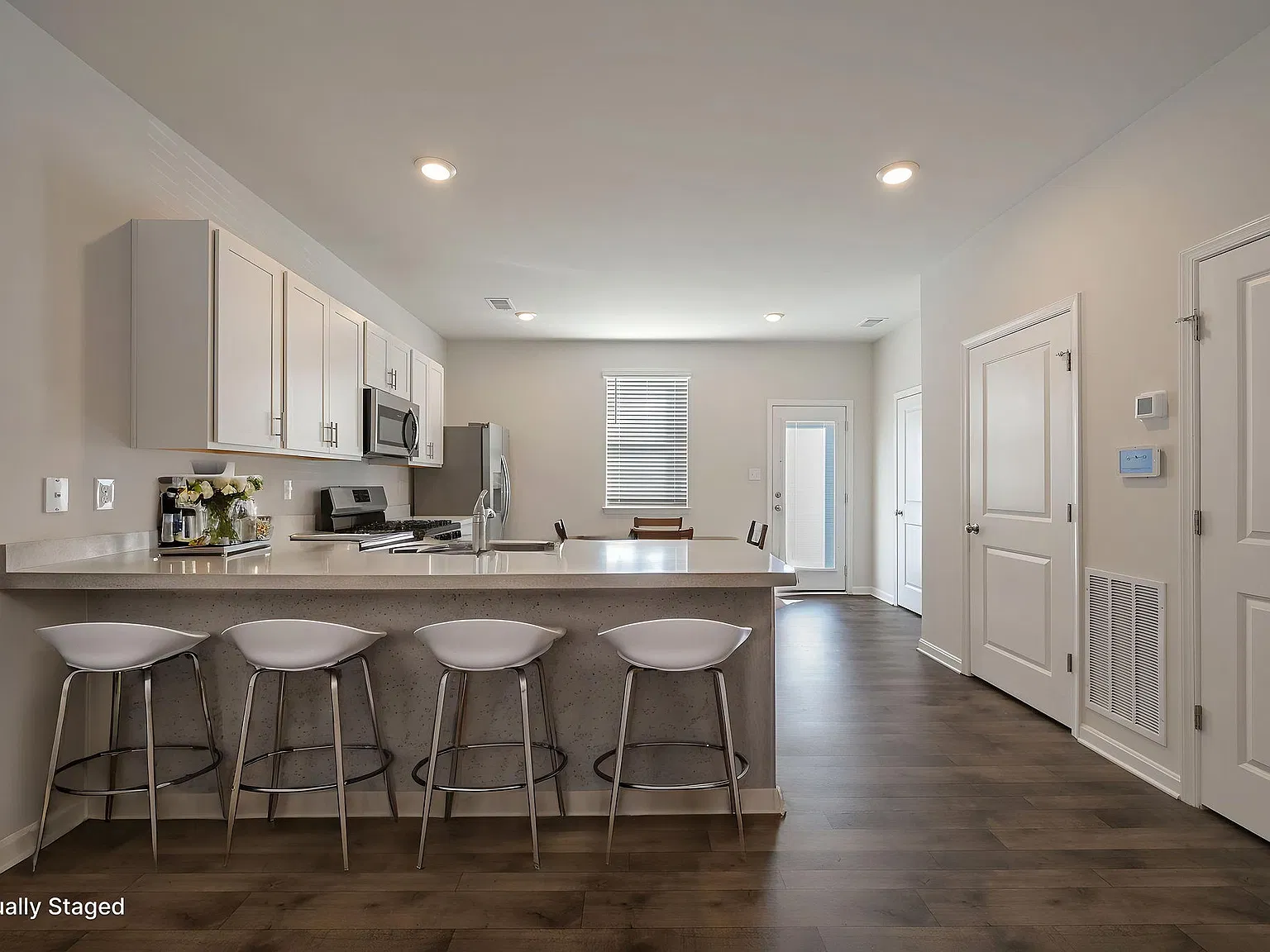 3 bed, 1356 sqft, $2,000 — Photo 4