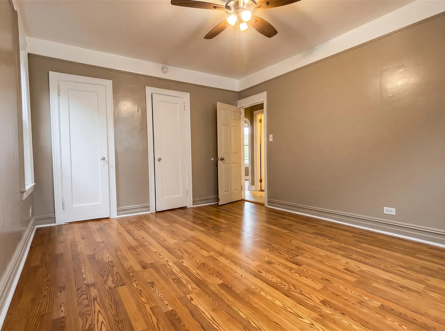3 bed, 1.0 bath, 2480 sqft, $3,600 — Photo 2