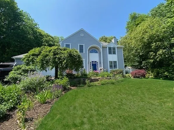 33 Spinning Wheel Dr, Uxbridge, MA 01569