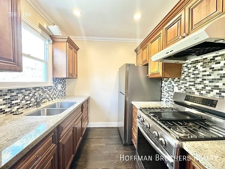 1913 1/2 Claudina Ave — Photo 4