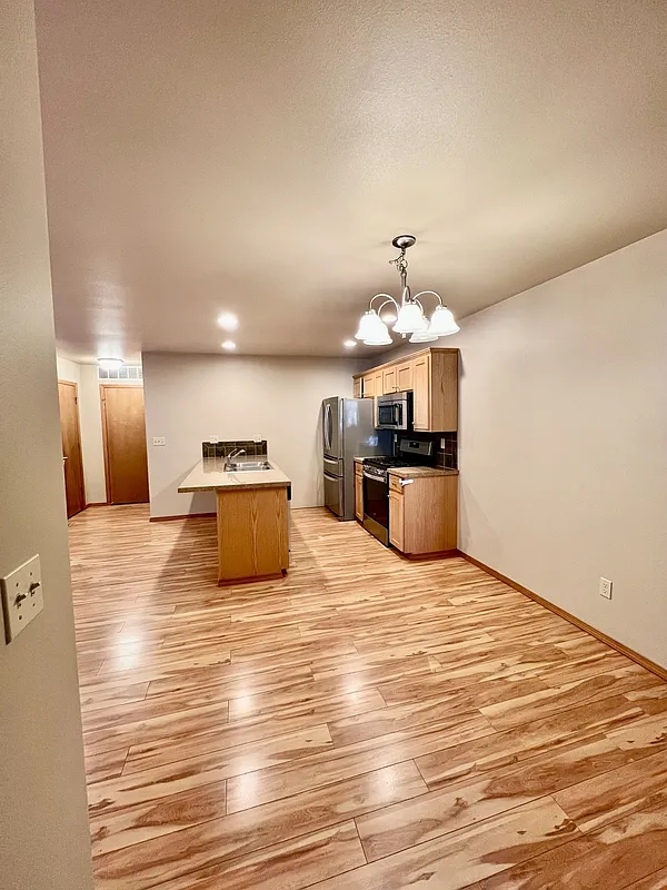3 bed, 2.0 bath, 1347 sqft, $2,300 — Photo 2
