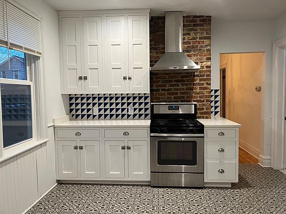 Beautiful finishes in the kitchen. All wood cabinets.