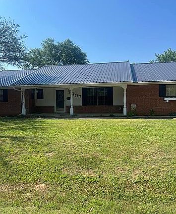 3rd image of 407 Hoffman Dr