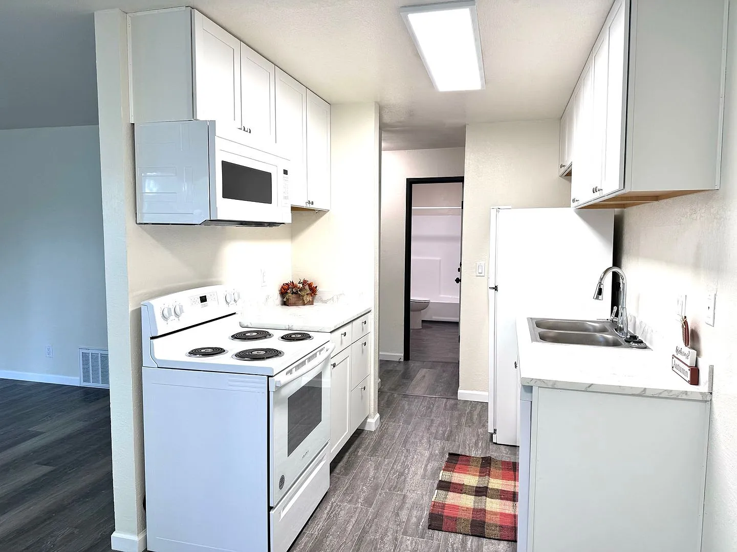 Fully Remodeled * 1 Bed / 1 Bath — Photo 4
