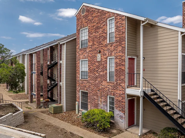 Sutton House Apartments — Photo 14