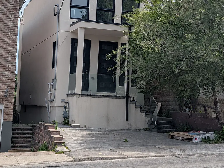 2099 Dufferin St — Photo 11
