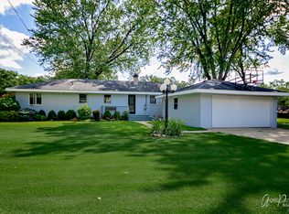 2212 W Riverside Dr, McHenry, IL 60050