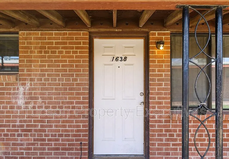 1638 N Beverly Ave — Photo 17