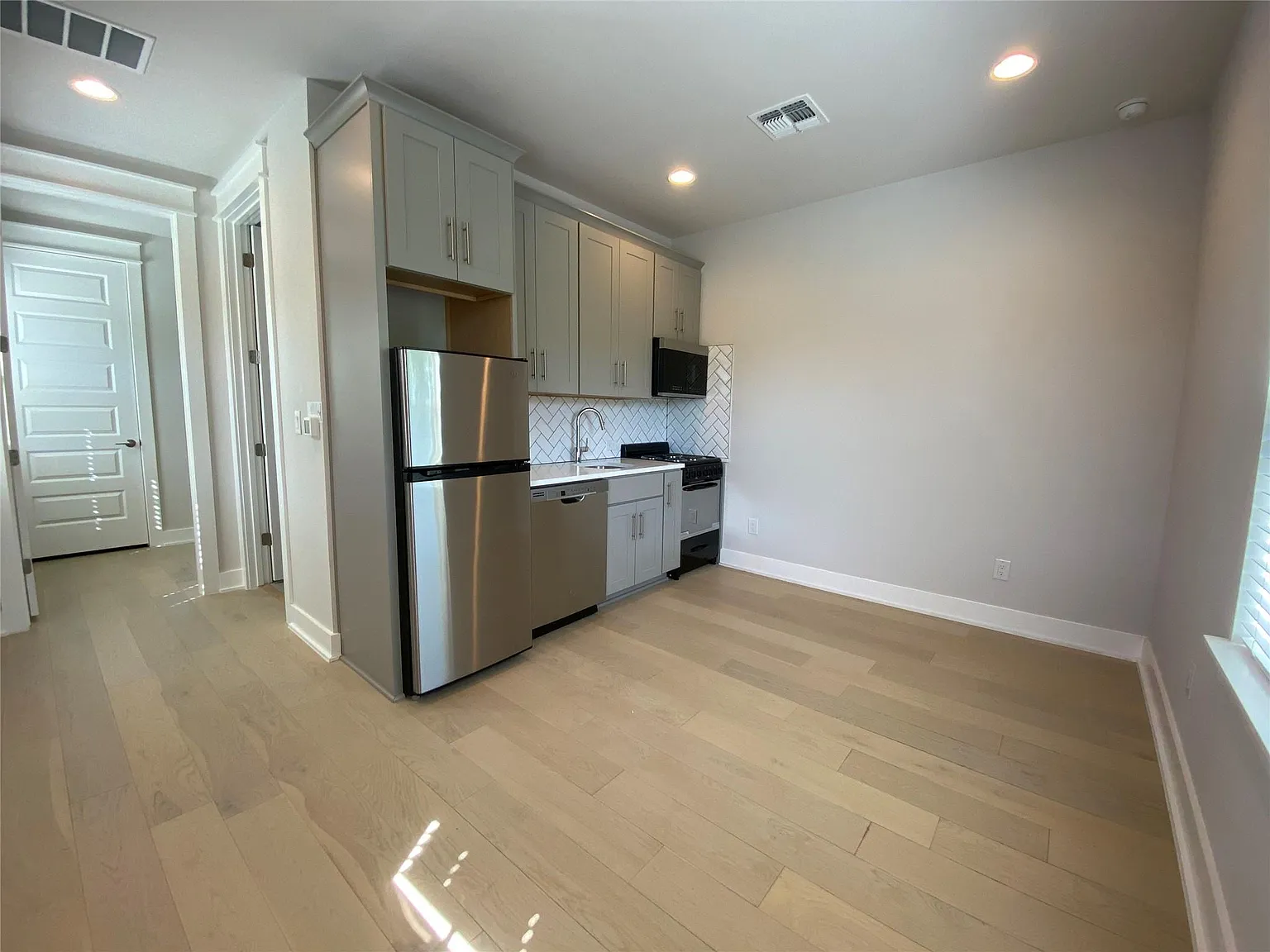 1 bed, 1.0 bath, 350 sqft, $1,500 — Photo 3