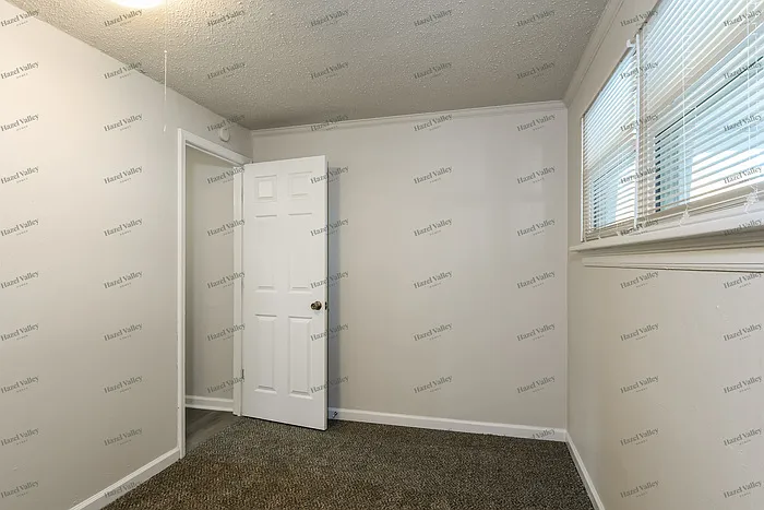 16 Saint Laurence Dr — Photo 9