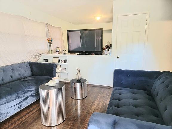 2nd image of 10601 Dunkeld Cir