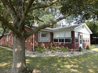 521 N Pine St, Windsor, IL 61957
