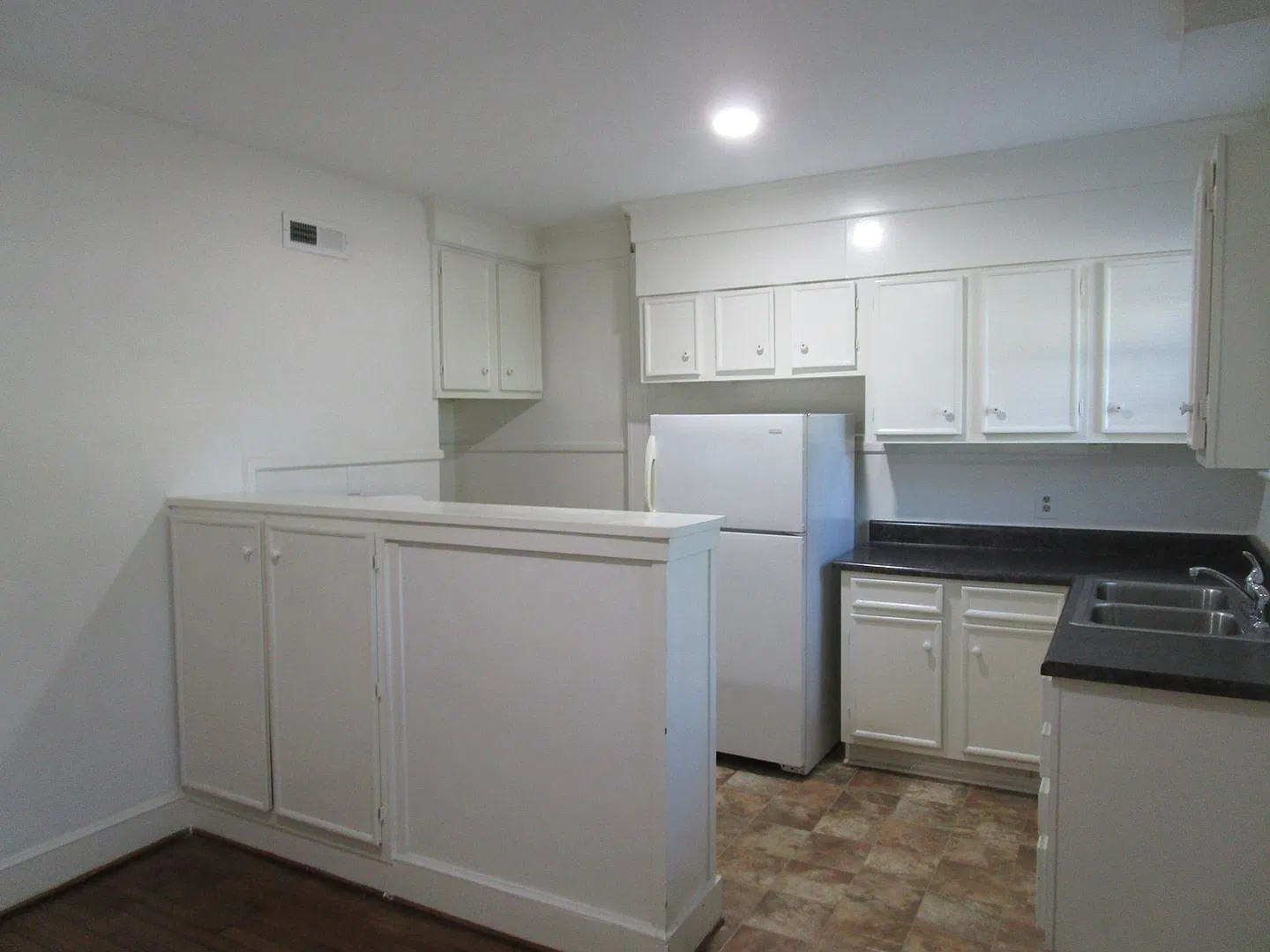 Christina Apartments - Beth — Photo 3