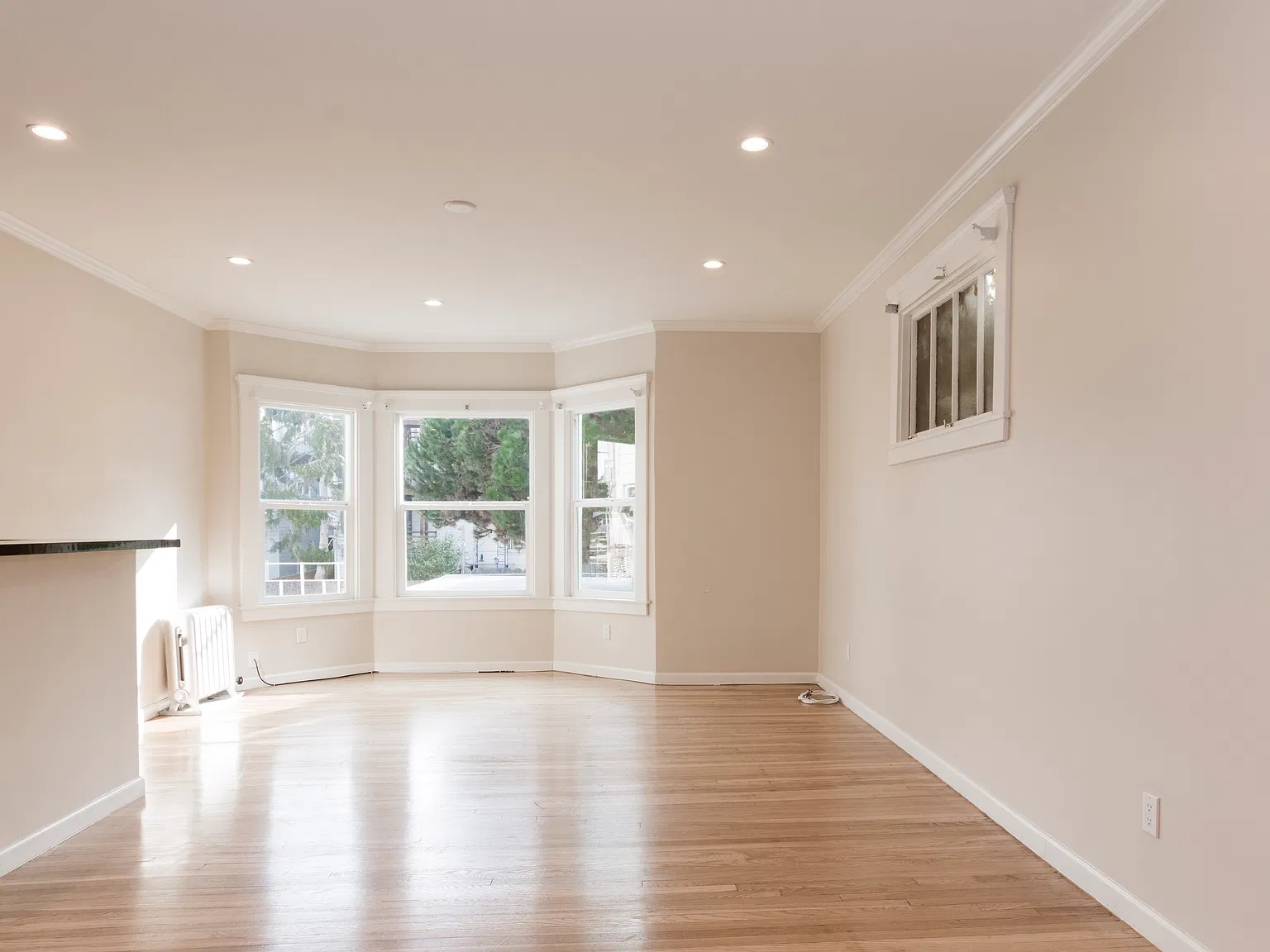 Spacious Marina Junior 1BR/1BA with High Ceilings, In-Unit Laundry & Parking Available — Photo 4