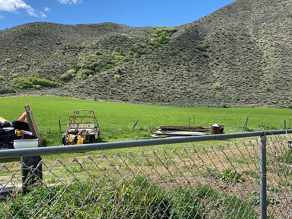 Southern view from inside the fenced front yard.