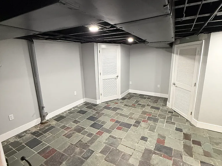 230 N Diamond St — Photo 6